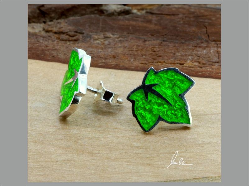  - Ohrstecker kleines Blatt in Grün in Handarbeit hergestellt mit strukturiertem Silber  