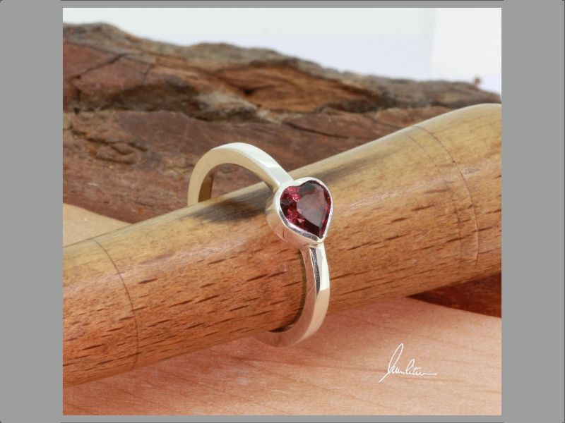  - Ring mit Rhodolith Herz in Silber in Handarbeit hergestellt