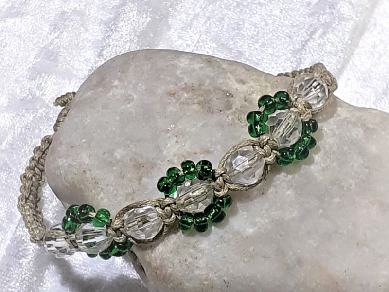  - Handgefertigtes  Makramee-Armband aus feinem naturfarbenen Garn mit Perlen
