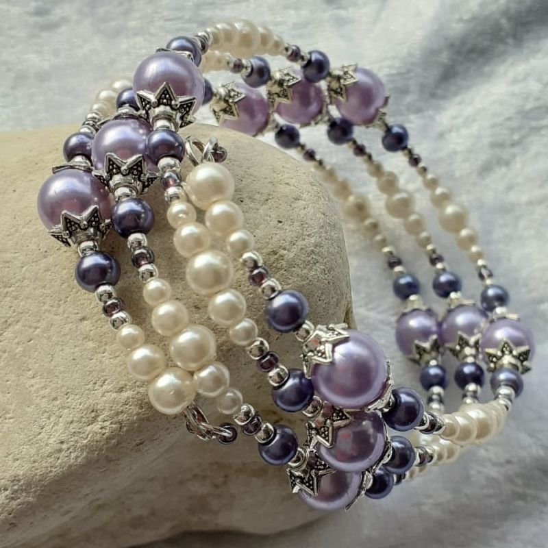  - Perlen-Armreifen in violett und weiß,in passenden Geschenkschachtel Armband handgearbeitet * Mode-Schmuck 
