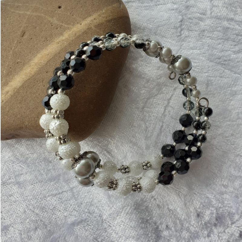  - Perlen-Armreifen, mit Geschebkverpackung der kleine schwarz-weiße Dreireiher, handgearbeitet