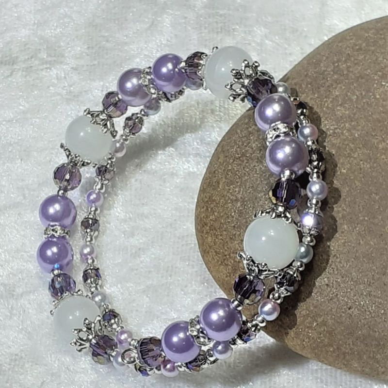  - Armreifen, Armband in Geschenkverpackung Perlenmix in violett und silberfarben, handgearbeitet * Mode-Schmuck