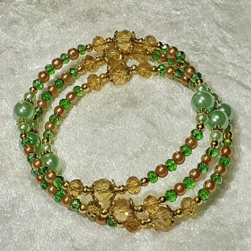  - Armreifen, edle Perlenkombination in hellem Grün und Gold, handgearbeitet * Mode-Schmuck Armband mit passender Geschenkverpackung