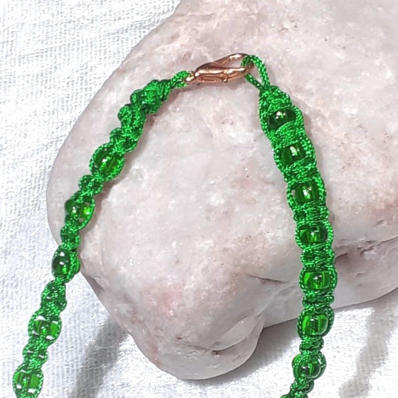  - Handgefertigtes  Makramee-Armband in Grün mit kleiner Geschenkschachtel 