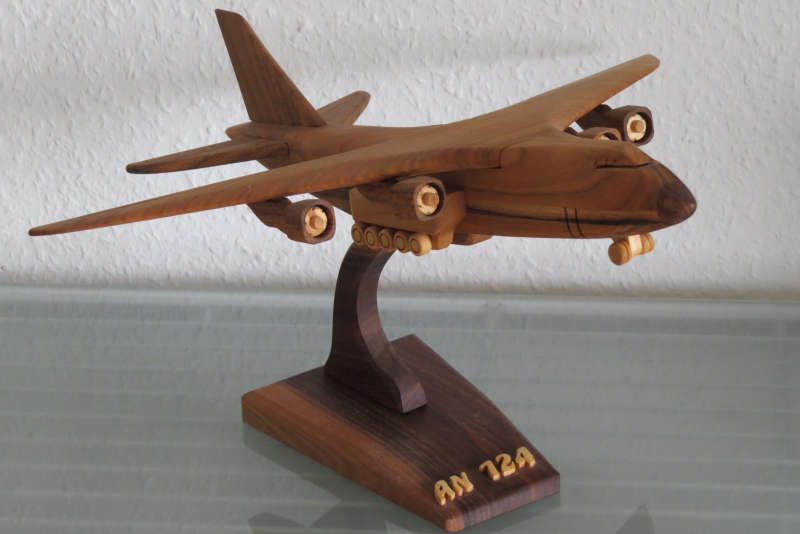  - Frachtflugzeug Transportflugzeug Flugzeug Jumbo Jet Modellflugzeug Modell mit Ständer sehr groß 