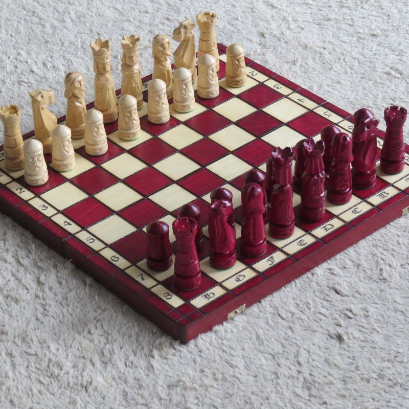  - Edles grosses Schach Schachspiel 50 x 50 cm HANDGESCHNITZT NEU Holz rot