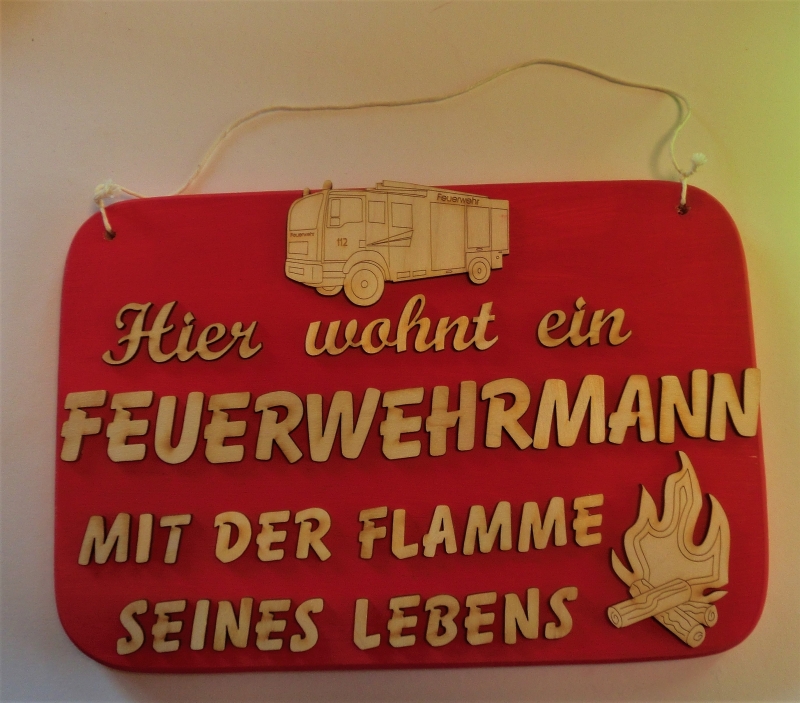  - Spruch aus Holz ★ Hier wohnt ein Feuerwehrmann ... ★ Geschenk für jeden Feuerwehrmann, Geburtstag, Hobby, Leidenschaft