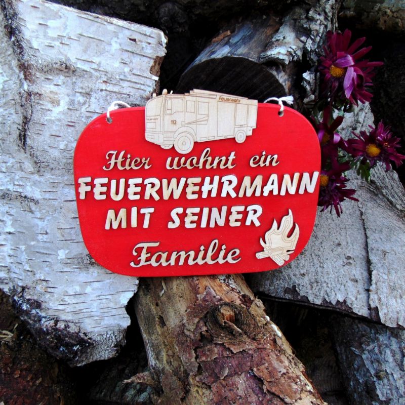  - Türschild aus Holz in rot ★ Hier wohnt ein Feuerwehrmann mit seiner Familie ★Türschild, Wanddeko, Haustürschild schenken    