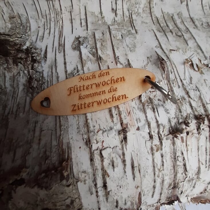  - Schlüsselanhänger  ♥ Nach den Flitterwochen kommen die Zitterwochen ♥ aus Holz  zum Verschenken