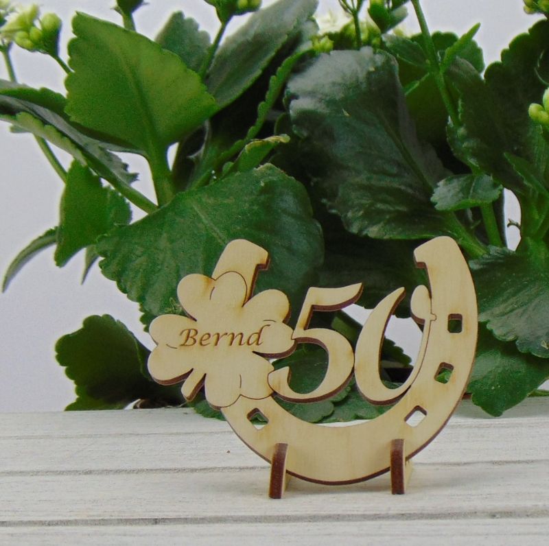  - Zum 50. Geburtstag oder Jahrestag ★ personalisiertes Hufeisen mit Kleeblatt und Füßen aus Holz