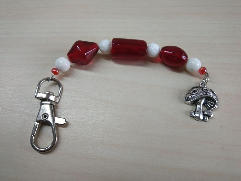  - Schlüssel-/Taschenanhänger Fliegenpilz in rot und weiß