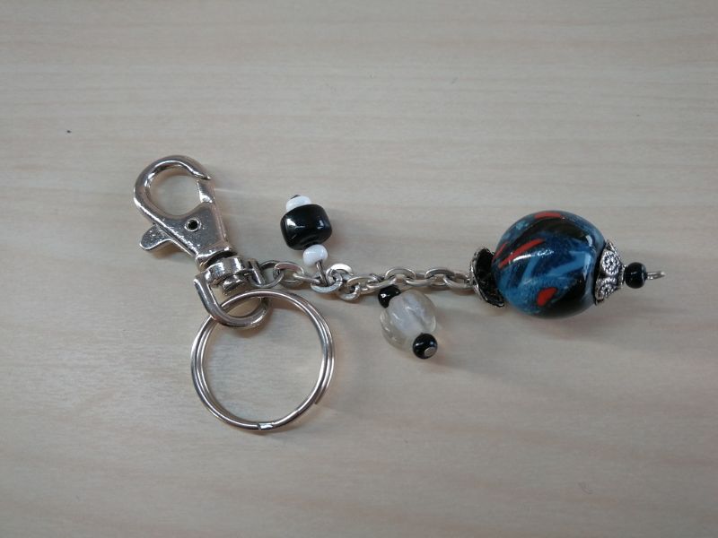  - stylischer Schlüsselanhänger Blauer Planet mit Solitär Glasperle, handgefertigt mit Karabinerhaken