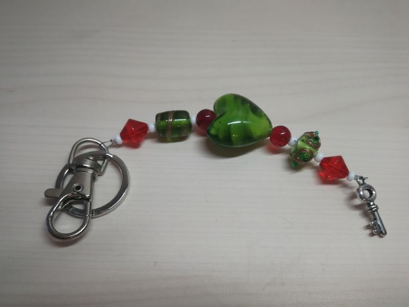  - Schlüssel-/Taschenhänger - Der Schlüssel zum Glück - von Hand designt in grün + rot