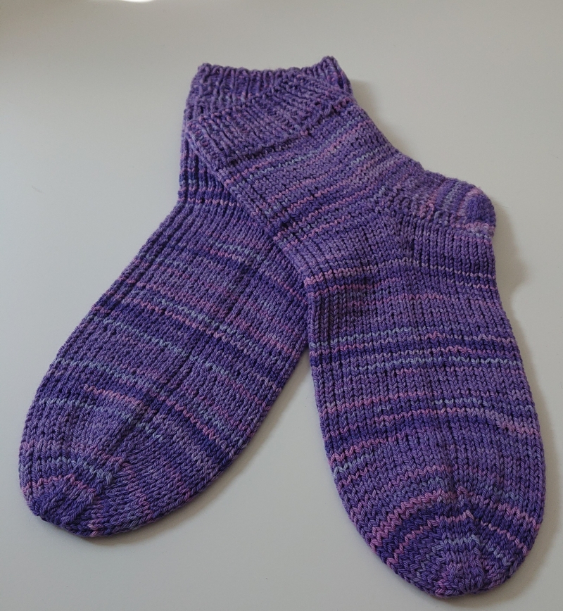  - Handgestrickte Socken aus Baumwolle in lila, Gr, 38/39, Handmade by la piccola Antonella