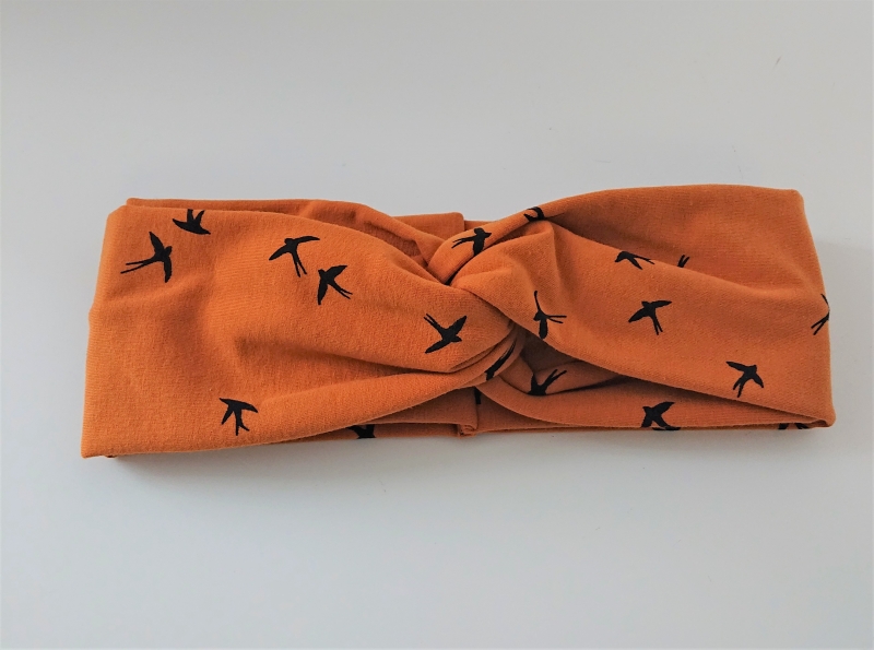  - Stirnband genäht aus Baumwolle , doppelläufig mit Twist in senf mit kleinen Vögeln, Handmade by la piccola Antonella