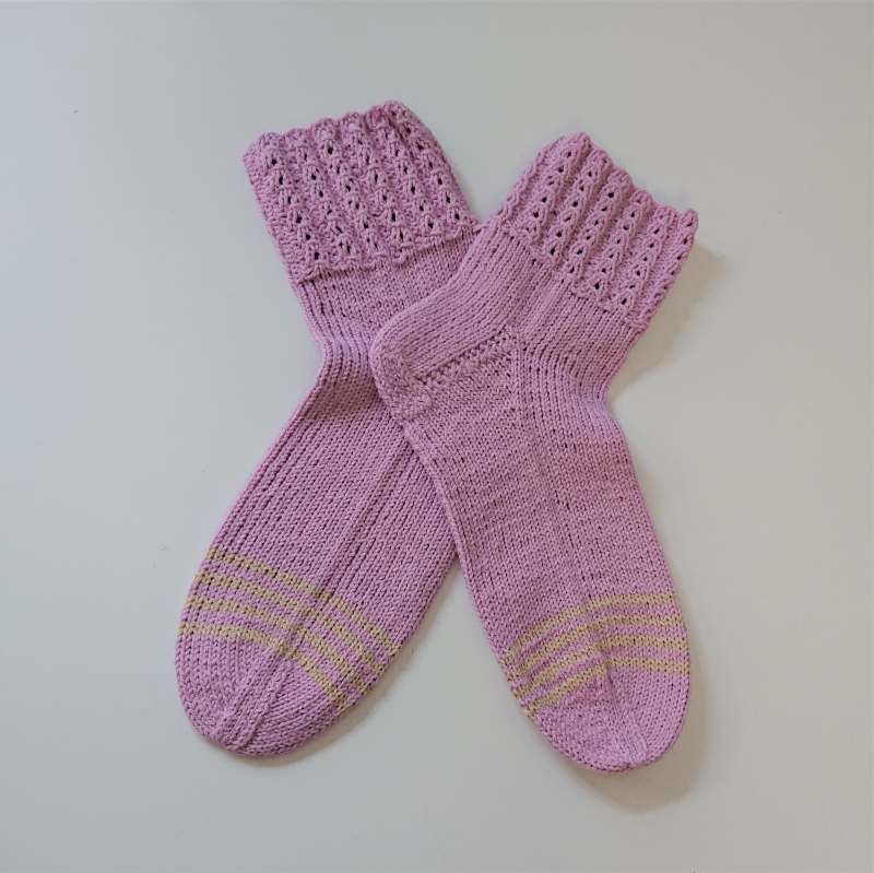  - Gestrickte Socken aus Baumwolle in Rosa mit Zopfmusterbündchen , Gr. 40/41 , handgestrickt von la piccola Antonella