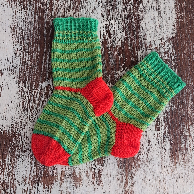  - Gestrickte Socken für Kinder in grün orange, Stricksocken gestreift, Kuschelsocken, Gr. 22/23, handgestrickt von la piccola Antonella