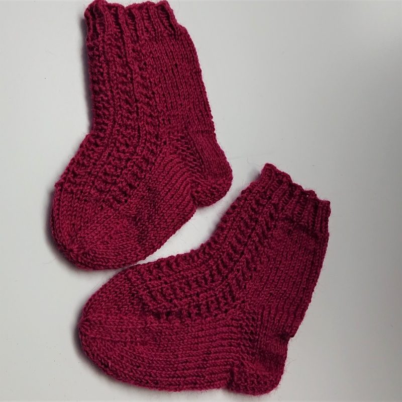 - Gestrickte Socken für Kinder in beere, Stricksocken, Kuschelsocken, Gr. 20/21, handgestrickt von la piccola Antonella