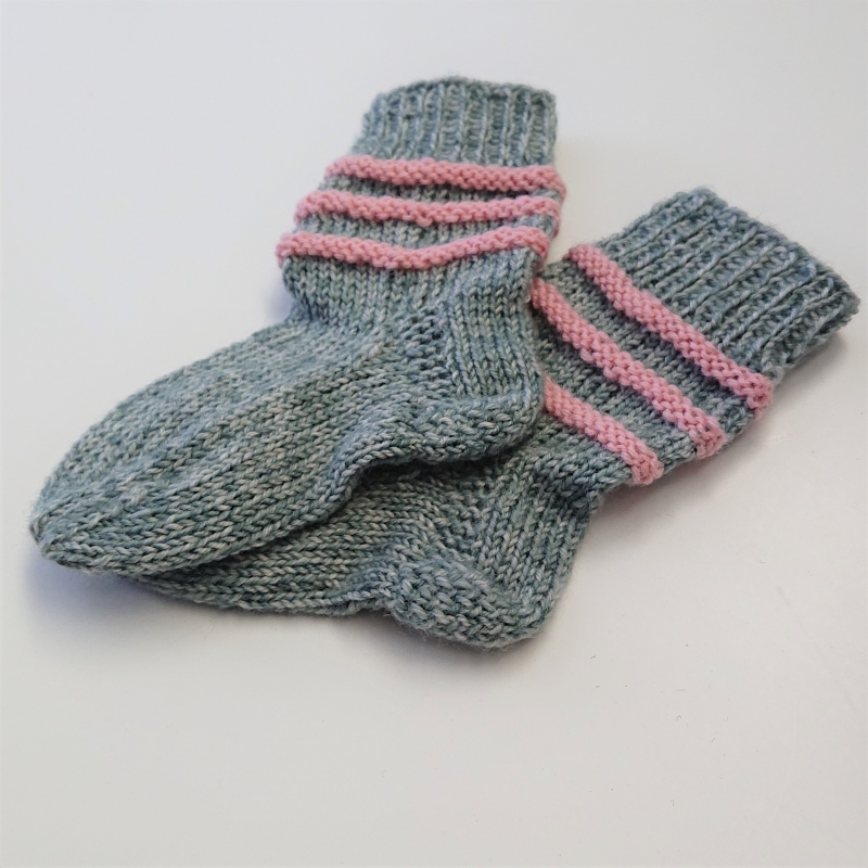  - Gestrickte Socken für Kinder in grau rosa, Stricksocken gestreift, Kuschelsocken, Gr. 18/19, handgestrickt von la piccola Antonella