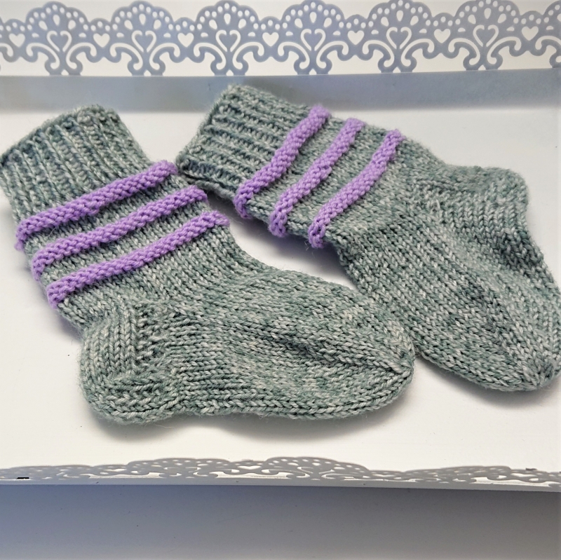  - Gestrickte Socken für Babys in grau lila, Stricksocken gestreift, Kuschelsocken, Gr. 16/17, handgestrickt von la piccola Antonella