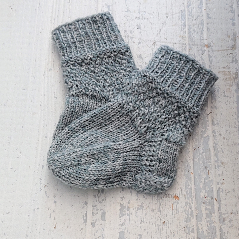  - Gestrickte Socken für Babys in grau, Babysocken, Stricksocken, Kuschelsocken, ca. 0 - 3 Monate, handgestrickt von la piccola Antonella