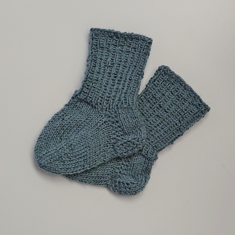  - Gestrickte Socken für Babys in graublau, Babysocken, Stricksocken, Kuschelsocken, ca. 0 - 3 Monate, handgestrickt von la piccola Antonella