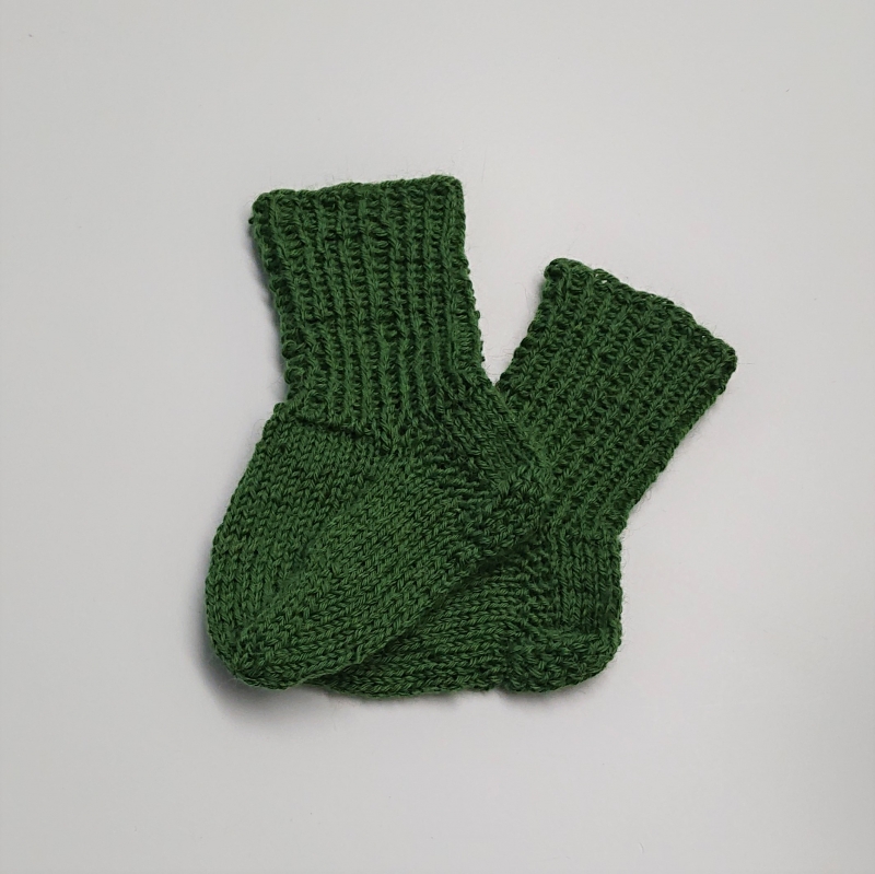  - Gestrickte Socken für Babys in grün, Babysocken, Stricksocken, Kuschelsocken, ca. 0 - 3 Monate, handgestrickt von la piccola Antonella