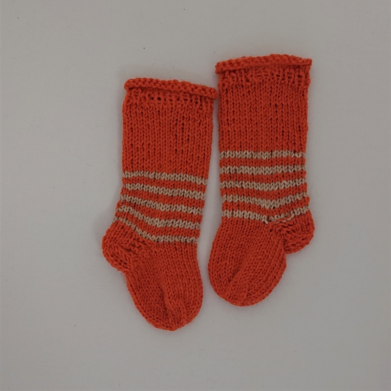  - Gestrickte dickere Socken für Babys, ca. 0-3 Monate aus 6 fach Sockenwolle, Wollsocken, Kuschelsocken, handgestrickt von la piccola Antonella 