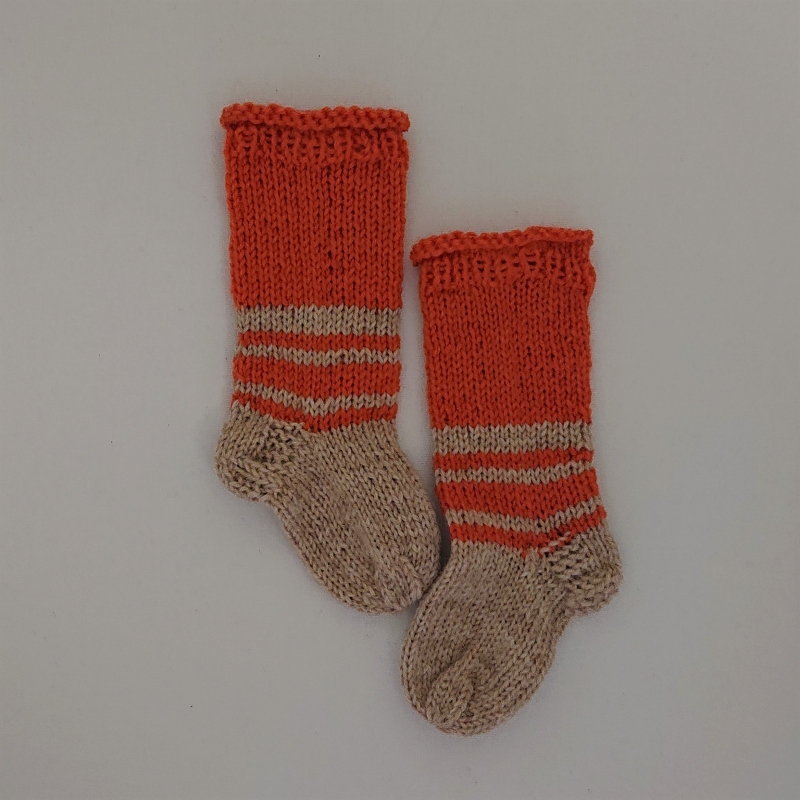  - Gestrickte dickere Socken für Babys, ca. 3-6 Monate aus 6 fach Sockenwolle, Wollsocken, Kuschelsocken, handgestrickt von la piccola Antonella  