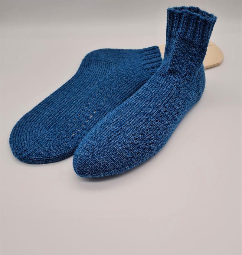  - Gestrickte Socken mit seitlichem Muster in blau, Stricksocken, Kuschelsocken, Gr. 40/41, handgestrickt von la piccola Antonella  