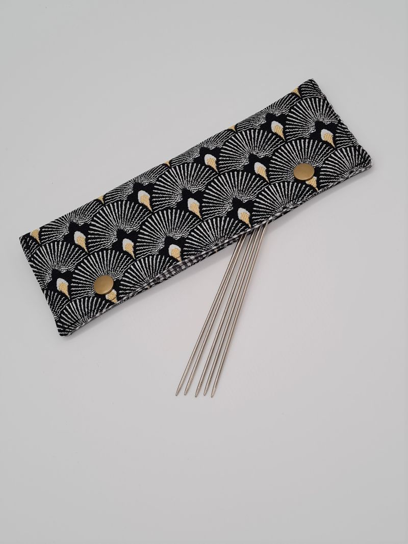  - Stricknadelgarage , Stricknadeltasche in schwarz gold, Aufbewahrung für Nadelspiel 20 cm, handmade la piccola Antonella