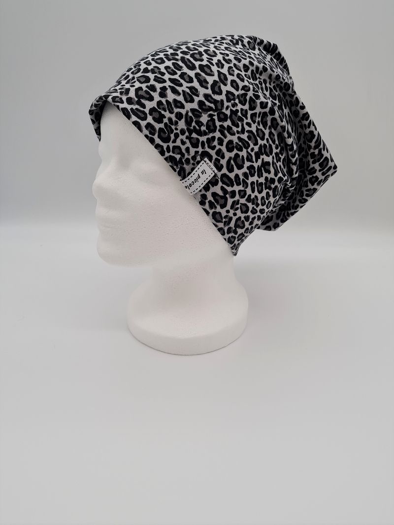  - Mütze, einfache Beanie mit Leo Print in grau schwarz aus Baumwolljersey, 2 lagig , handmade by la piccola Antonella  