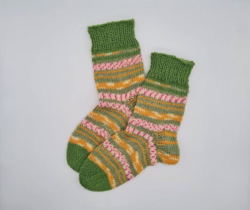  - Gestrickte dicke Socken in grün gelb pink, Gr. 38/39, Stricksocken, Kuschelsocken aus 8 fach Sockenwolle, handgestrickt von  la piccola Antonella  