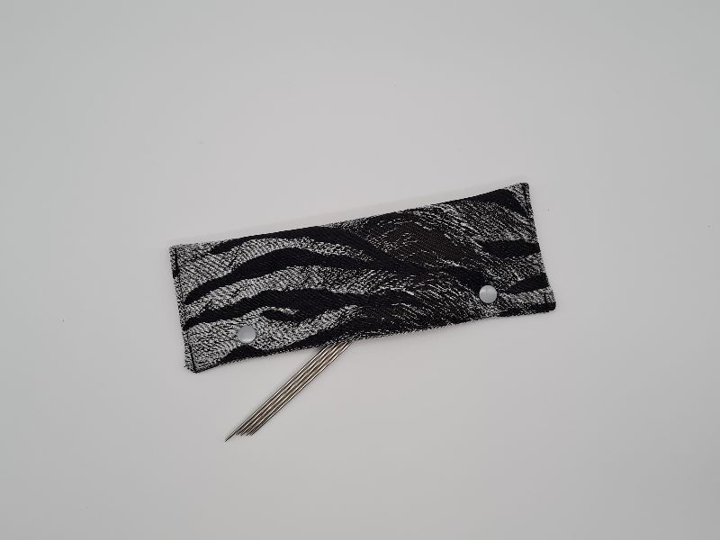  - Stricknadelgarage in schwarz grau mit Tiger Print, Stricknadeltasche, Aufbewahrung für Nadelspiel 20 cm, handmade la piccola Antonella 
