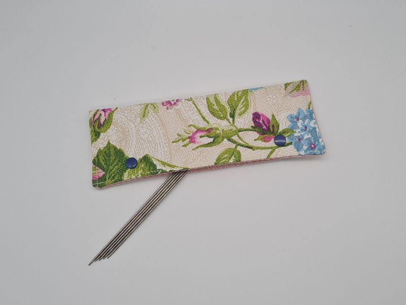  - Stricknadelgarage mit Blumen, Stricknadeltasche, Aufbewahrung für Nadelspiel 20 cm, handmade la piccola Antonella 