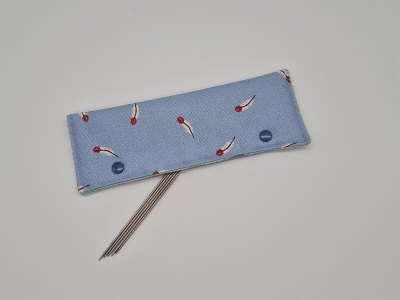  - Stricknadelgarage in hellblau mit Federn, Stricknadeltasche, Aufbewahrung für Nadelspiel 20 cm, handmade la piccola Antonella 