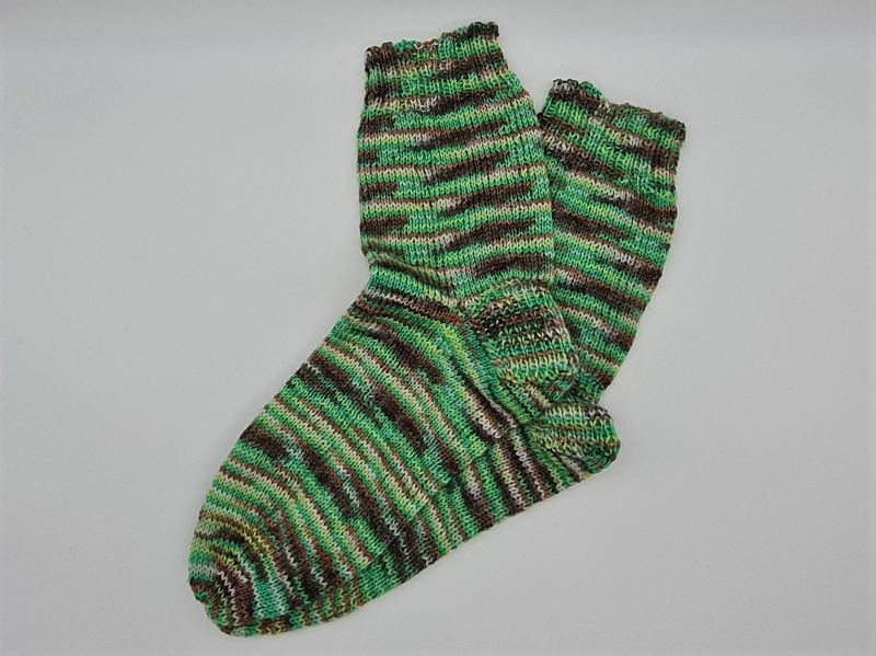  - Gestrickte Socken für den Mann in grün braun, Gr. 42/43, Wollsocken, Kuschelsocken, handgestrickt, la piccola Antonella 