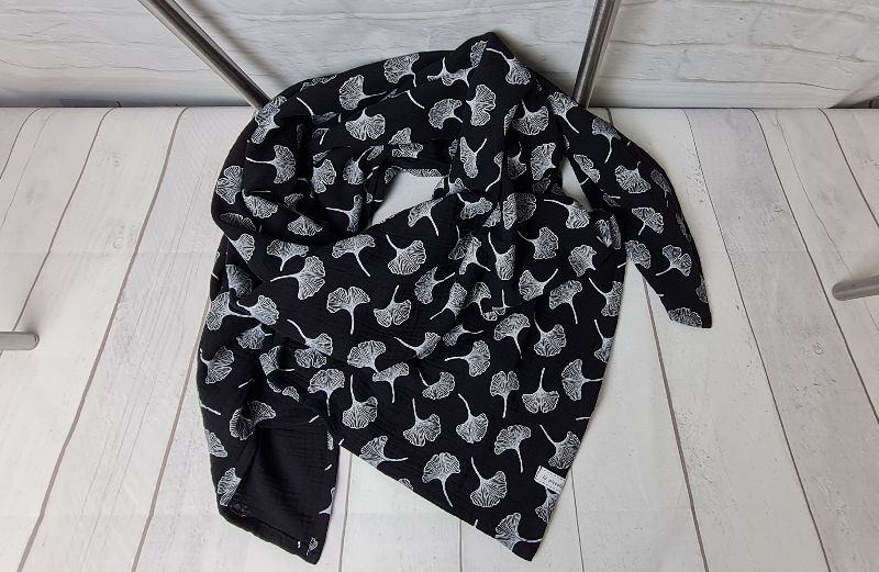  - Dreieckstuch XXL aus Musselinstoff in Ginkgo schwarz, Musselintuch, leichter Schal, handmade von la piccola Antonella 