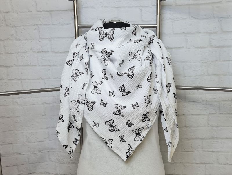  - Dreieckstuch XXL aus Musselinstoff mit Schmetterlingen in weiß schwarz, Musselintuch, leichter Schal, handmade von la piccola Antonella