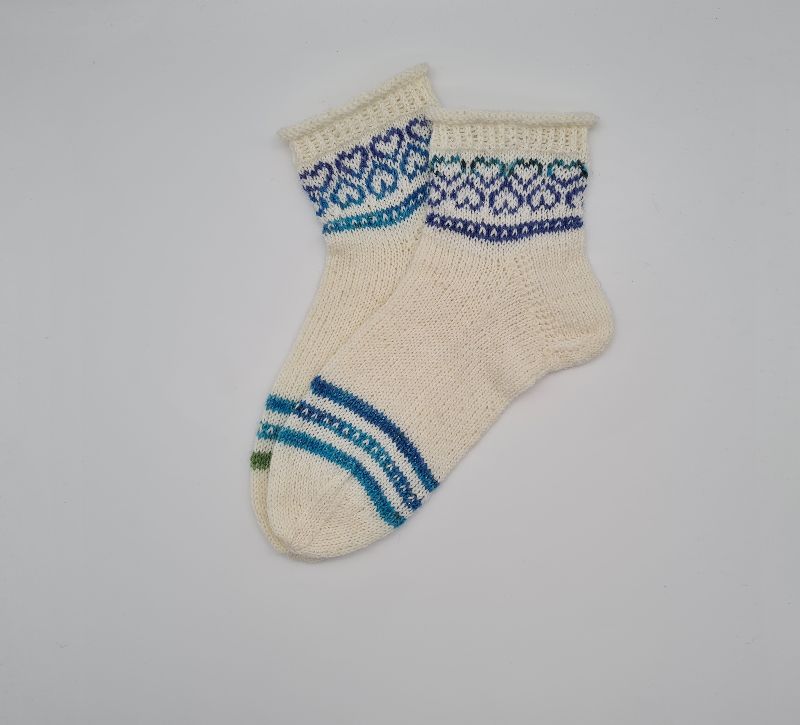  - Gestrickte Socken in weiß blau türkis, Gr. 38/39, romantische Fairisle Herzen im Schaft , handgestrickt von la piccola Antonella 