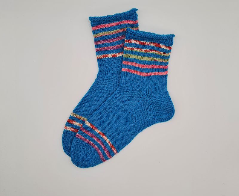  - Gestrickte Socken in türkis mit bunten Streifen, Gr. 40/41, handgestrickt von la piccola Antonella   