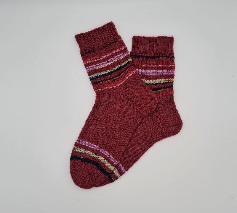  - Gestrickte Socken in weinrot mit bunten Streifen, Gr. 40/41, handgestrickt von la piccola Antonella  