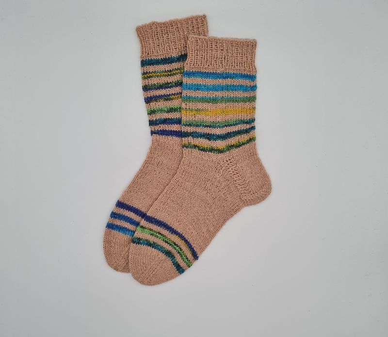  - Gestrickte Socken in beige mit bunten Glitzer Streifen, Gr. 38/39, handgestrickt von la piccola Antonella  