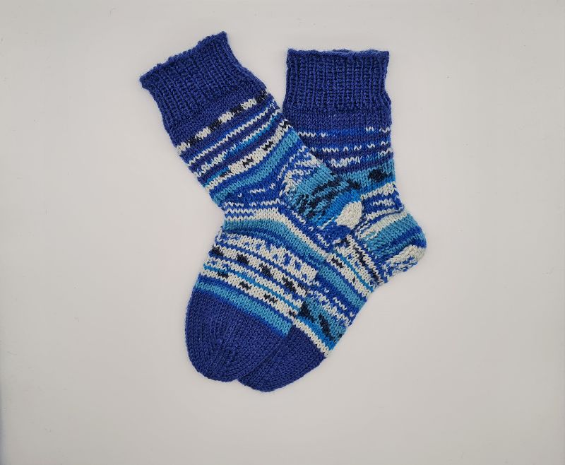  - Gestrickte dicke Socken in blau weiß türkis, Gr. 38/39, Stricksocken, Kuschelsocken aus 8 fach Sockenwolle, handgestrickt von  la piccola Antonella 