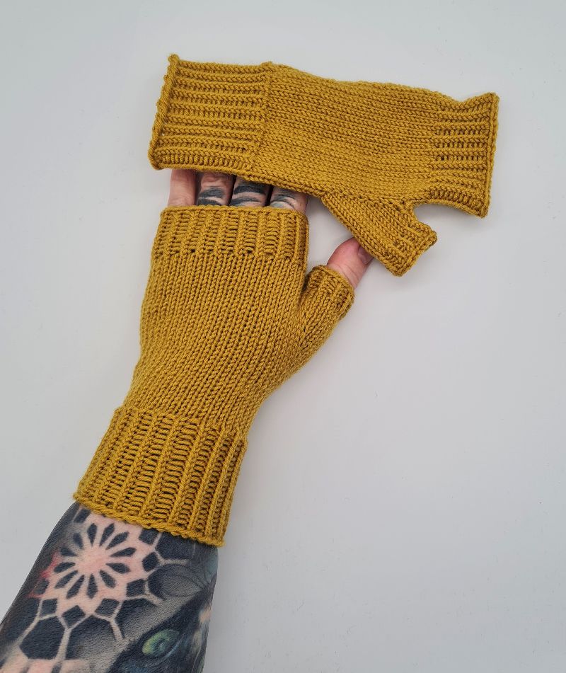  - Gestrickte Arm Stulpen mit Daumen in dunkel gelb, Fingerlose Handschuhe, Pulswärmer, Gr. M, handgestrickt von la piccola Antonella  