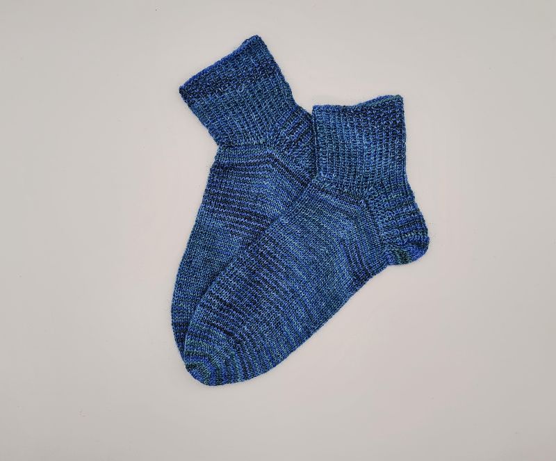  - Gestrickte Socken in grün blau,Gr. 40/41 mit kurzem Schaft,handgestrickt von la piccola Antonella aus Plastikfreier Sockenwolle