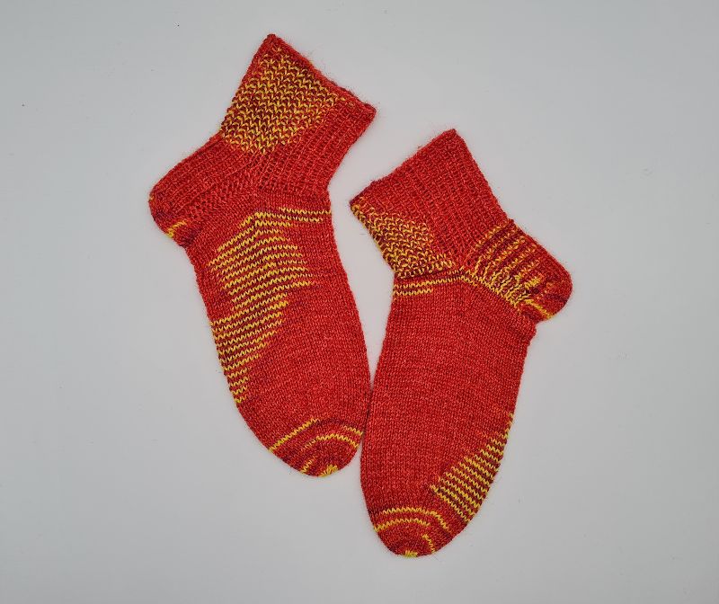  - Gestrickte Socken in rot orange gelb,Gr. 38/39 mit kurzem Schaft,handgestrickt von la piccola Antonella aus Plastikfreier Sockenwolle 