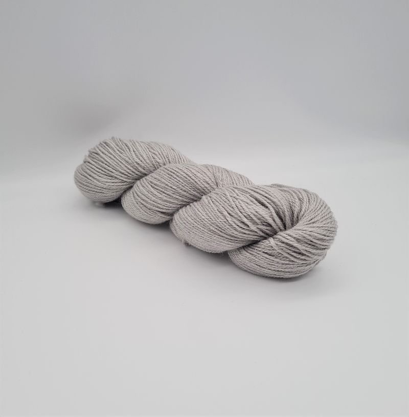  - Plastikfreie Sockenwolle in pastell grau aus Wolle und Ramie, 100 g Strang 
