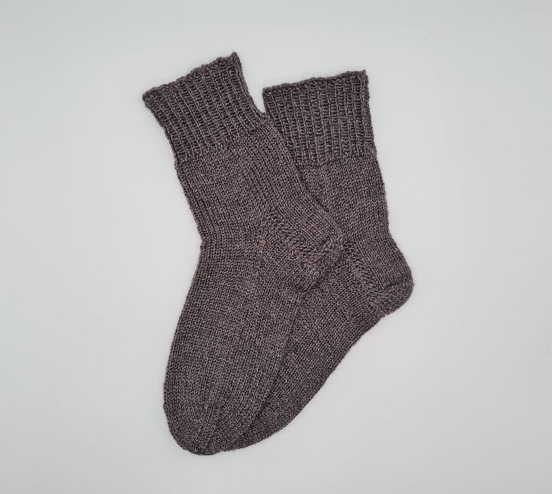  - Gestrickte Socken in graubraun aus Wolle und Ramie,Gr. 40/41,handgestrickt von la piccola Antonella aus Plastikfreier Sockenwolle 