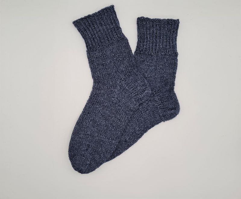  - Gestrickte Socken in rauchblau aus Wolle und Ramie,Gr. 40/41,handgestrickt von la piccola Antonella aus Plastikfreier Sockenwolle  